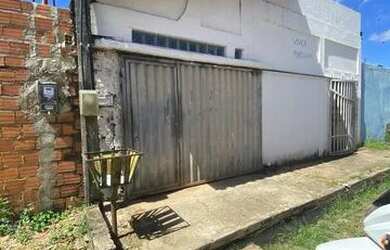 Imagem: A casa possui 3 Dormitórios, 2 Banheiros, 1 Vaga na garagem