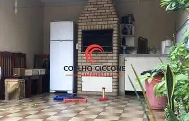 Imagem: A casa possui 2 Dormitórios, 2 Banheiros, 2 Vagas na garagem