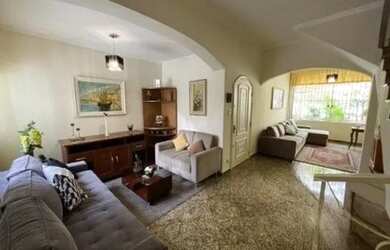 Imagem: A casa possui 3 Dormitórios, 3 Banheiros, 2 Vagas na garagem