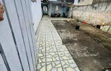 Imagem: A casa possui 2 Dormitórios, 1 Banheiro, 4 Vagas na garagem