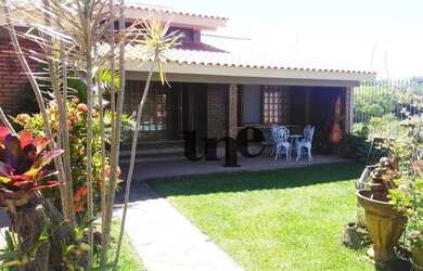 Imagem: A casa possui 2 Dormitórios, 3 Banheiros, 5 Vagas na garagem