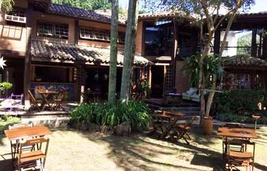 Imagem: A casa possui 4 Dormitórios, 5 Banheiros, 3 Vagas na garagem