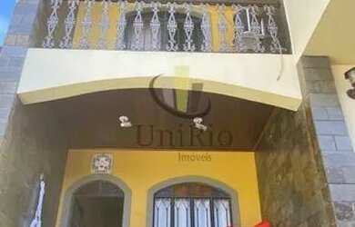 Imagem: A casa possui 3 Dormitórios, 2 Banheiros, 2 Vagas na garagem