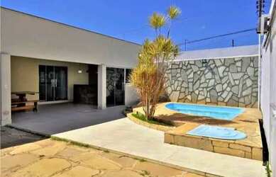 Imagem: A casa possui 3 Dormitórios, 1 Banheiro, 2 Vagas na garagem