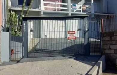 Imagem: A casa possui 3 Dormitórios, 2 Banheiros, 1 Vaga na garagem