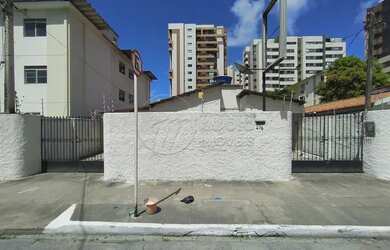 Imagem: A casa possui 3 Dormitórios, 2 Banheiros, 3 Vagas na garagem