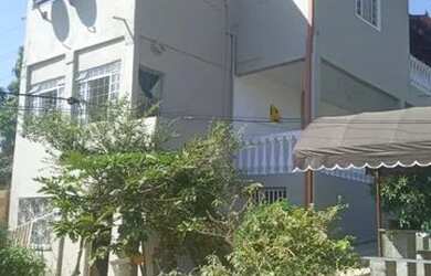 Imagem: A casa possui 4 Dormitórios, 3 Banheiros, 2 Vagas na garagem