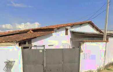 Imagem: A casa possui 3 Dormitórios, 1 Banheiro, 1 Vaga na garagem