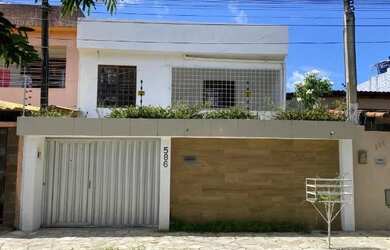 Imagem: A casa possui 3 Dormitórios, 4 Banheiros, 3 Vagas na garagem
