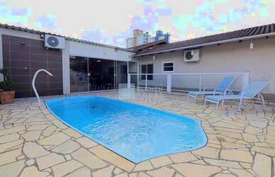 Imagem: A casa possui 3 Dormitórios, 1 Banheiro, 2 Vagas na garagem