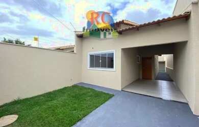 Imagem: A casa possui 3 Dormitórios, 2 Banheiros, 1 Vaga na garagem