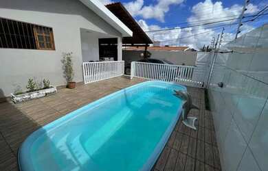 Imagem: A casa possui 3 Dormitórios, 3 Banheiros, 2 Vagas na garagem