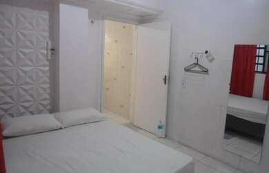 Imagem: A casa possui 1 Dormitório, Acomodam 2 pessoas e está localizado