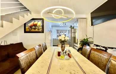 Imagem: A casa possui 2 Dormitórios, 2 Banheiros, 2 Vagas na garagem