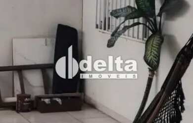 Imagem: A casa possui 2 Dormitórios, 1 Banheiro, 2 Vagas na garagem