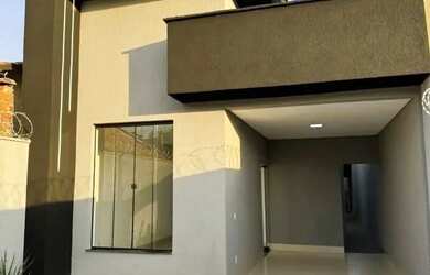 Imagem: A casa possui 3 Dormitórios, 3 Banheiros, 4 Vagas na garagem