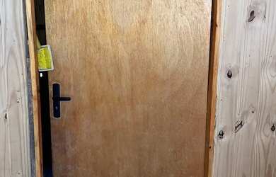 Imagem 2: Vendo 2 Portas internas semi novas e uma Janela nova Vou me mudar e preciso...