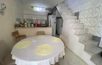 Imagem: A casa possui 3 Dormitórios, Acomodam 6 pessoas e está localizado