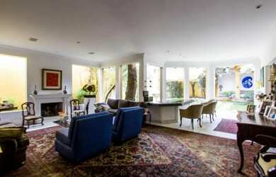 Imagem: A casa possui 3 Dormitórios, 5 Banheiros, 4 Vagas na garagem