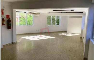 Imagem: O depósito possui 5 Vagas na garagem, 550m² de Área e está