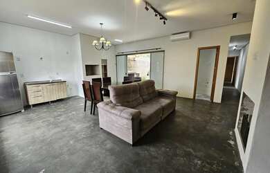 Imagem 5: Casa térrea mobiliada 2 suítes com ar condicionado, churrasqueira, lareira e pátio próximo