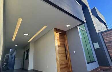 Imagem: A casa possui 3 Dormitórios, 2 Banheiros, 1 Vaga na garagem