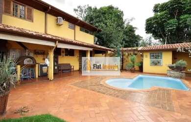 Imagem: A casa possui 4 Dormitórios, 5 Banheiros, 4 Vagas na garagem