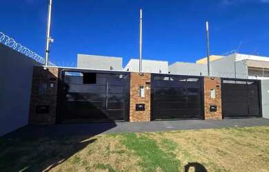 Imagem: A casa possui 2 Dormitórios, 2 Banheiros, 1 Vaga na garagem