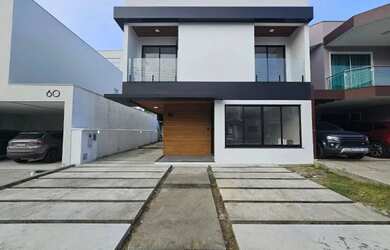 Imagem: A casa em condomínio possui 4 Dormitórios, 4 Banheiros, 3