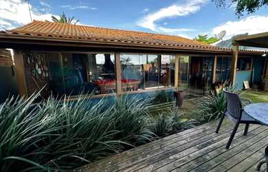 Imagem: A casa possui 3 Dormitórios, 3 Banheiros, 2 Vagas na garagem