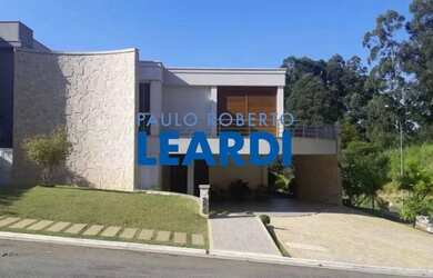 Imagem: A casa em condomínio à venda possui 4 Dormitórios, 5 Banheiros