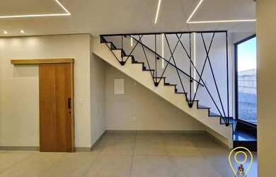 Imagem: A casa possui 3 Dormitórios, 2 Banheiros, 1 Vaga na garagem