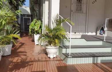 Imagem: A casa possui 4 Dormitórios, 2 Banheiros, 1 Vaga na garagem