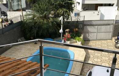 Imagem: A casa possui 4 Dormitórios, 3 Banheiros, 242m² de Área e