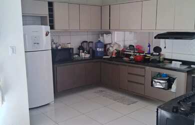 Imagem: A casa possui 3 Dormitórios, 2 Banheiros, 2 Vagas na garagem