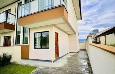 Imagem: A casa possui 2 Dormitórios, 3 Banheiros, 2 Vagas na garagem