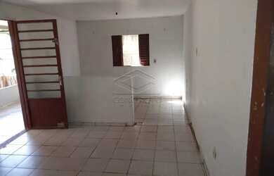 Imagem: A casa possui 1 Dormitório, 1 Banheiro, 1 Vaga na garagem