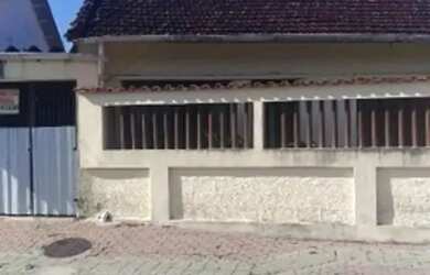 Imagem: A casa possui 2 Dormitórios, 2 Banheiros, 2 Vagas na garagem