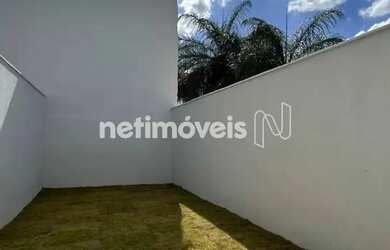 Imagem: A casa possui 2 Dormitórios, 2 Banheiros, 2 Vagas na garagem