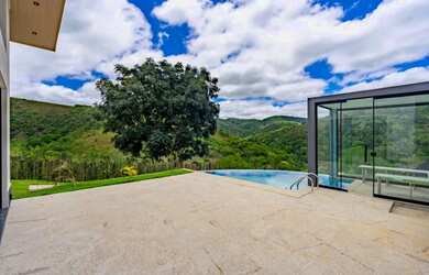 Imagem: A casa possui 3 Dormitórios, 1 Banheiro, 2 Vagas na garagem