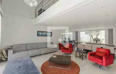 Imagem: A casa possui 4 Dormitórios, 4 Banheiros, 5 Vagas na garagem