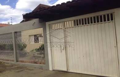 Imagem: A casa possui 3 Dormitórios, 3 Banheiros, 4 Vagas na garagem