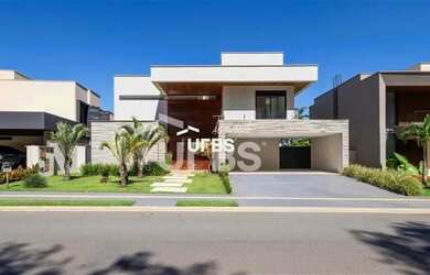 Imagem: A casa em condomínio possui 4 Dormitórios, 5 Banheiros, 5