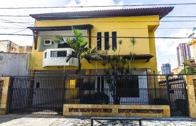 Imagem: A casa possui 4 Dormitórios, 5 Banheiros, 3 Vagas na garagem