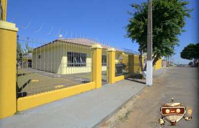 Imagem: A casa possui 1 Dormitório, 1 Banheiro, 2 Vagas na garagem