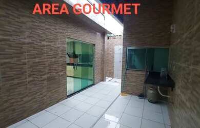 Imagem: A casa possui 3 Dormitórios, 2 Banheiros, 2 Vagas na garagem