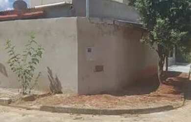 Imagem: A casa possui 3 Dormitórios, 2 Banheiros, 3 Vagas na garagem