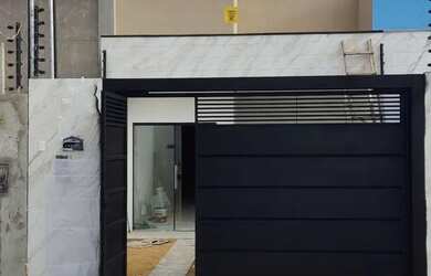 Imagem: A casa possui 3 Dormitórios, 2 Banheiros, 2 Vagas na garagem