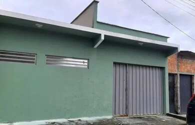 Imagem: A casa possui 3 Dormitórios, 2 Banheiros, 1 Vaga na garagem