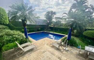 Imagem: A casa possui 4 Dormitórios, 5 Banheiros, 5 Vagas na garagem